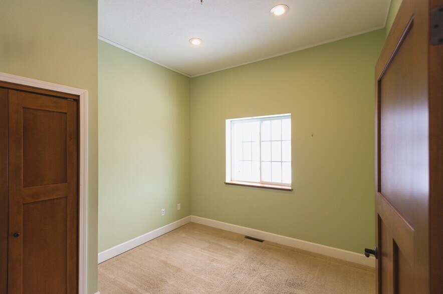 Building Photo - 208 E Montezuma Ave