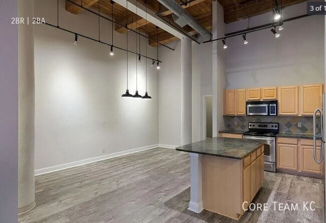 Building Photo - 609 Central-1102