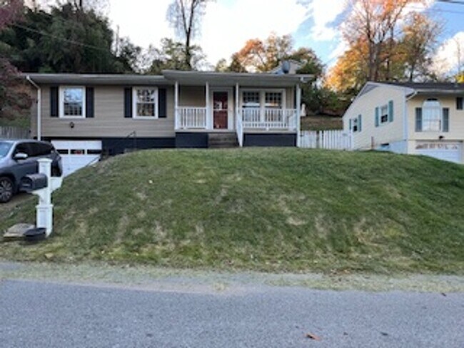 Primary Photo - 3 Bedroom House for Rent
