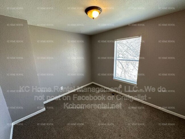 Building Photo - 4221 E 60 Terrace