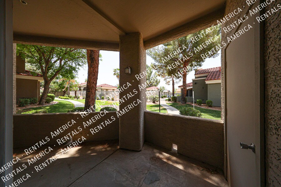 Building Photo - 2929 W Yorkshire Dr