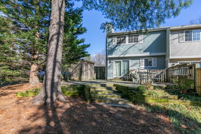 Building Photo - Bright and Spacious Townhome Living Near Reston