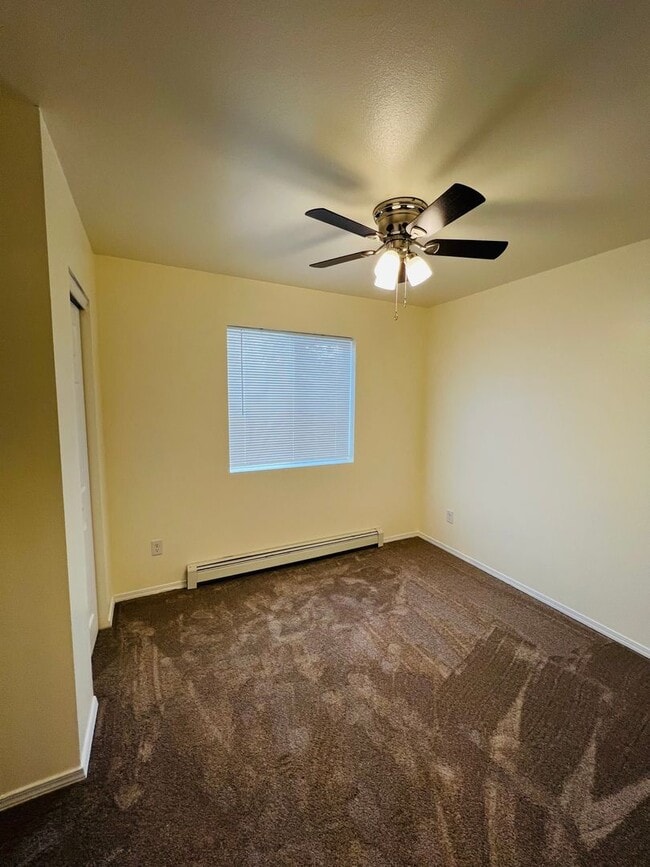 Building Photo - 915 Defoe St