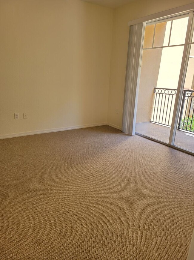 Building Photo - Annual unfurnished 2/2 luxury condo downto...