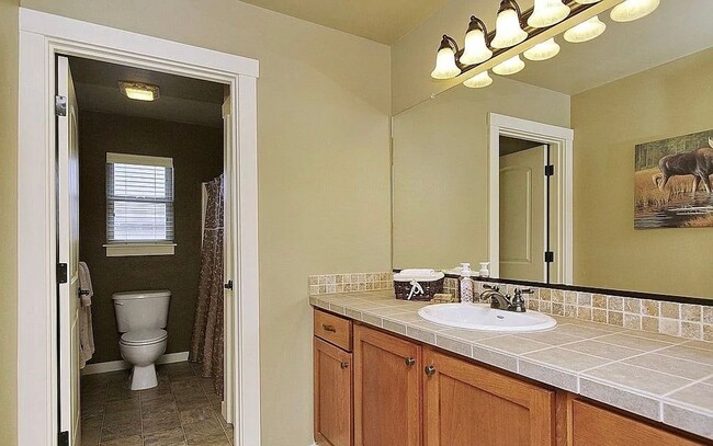 Building Photo - 3 Bed, 2.5 Bath Tigard Home with Entertain...