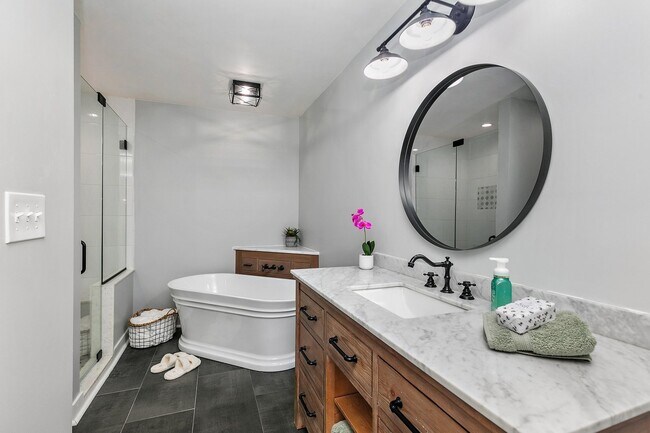 Building Photo - 1037 N Harrison St