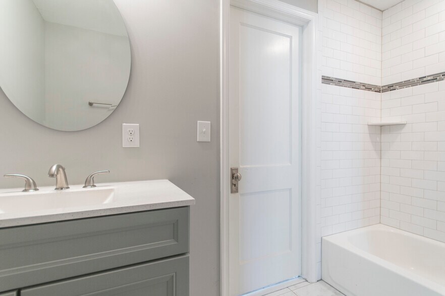 Jack & Jill Full Bathroom - 115 N Lafayette Ave