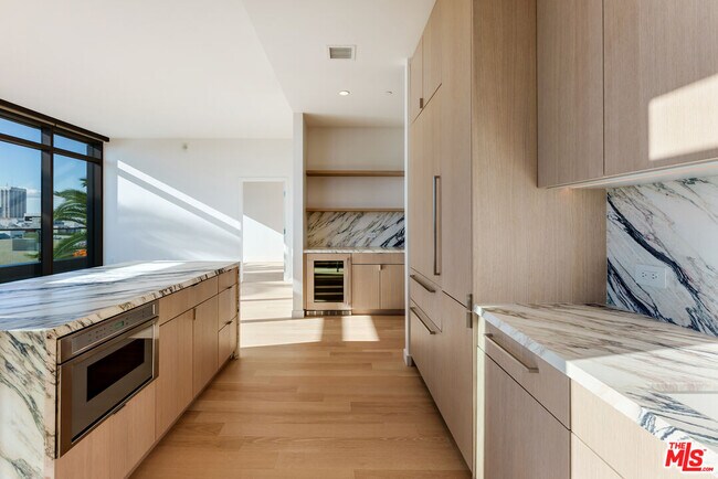 Building Photo - 700 Broadway