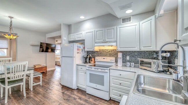 Building Photo - 120 N Newport Ave