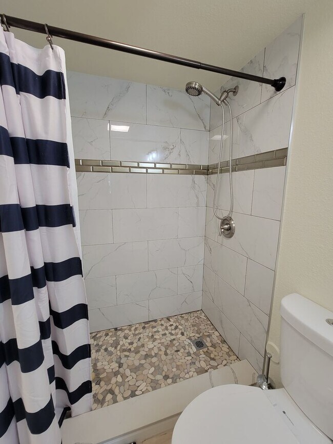 Building Photo - Furnished Downstairs Unit In North Kihei