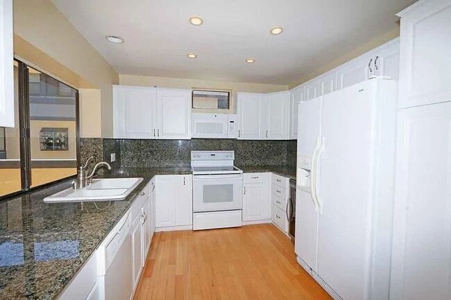 Building Photo - Spacious 2 Bedroom 2-1/2 Bathroom Townhome with 2-car garage in La Jolla near UCSD