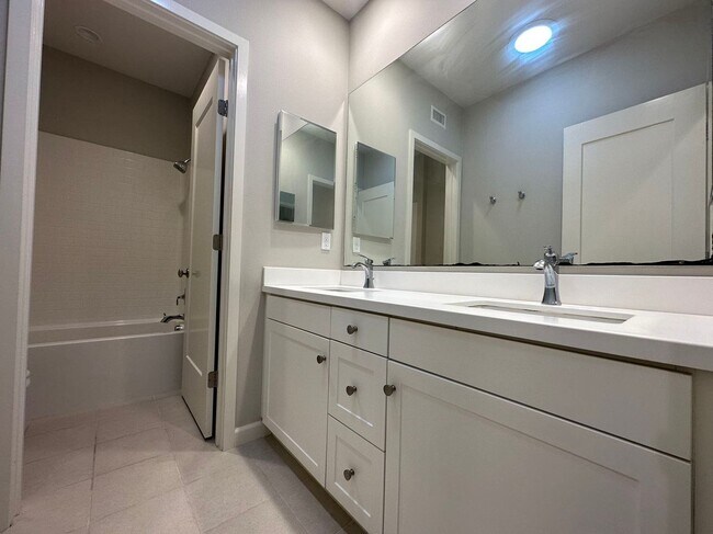 Building Photo - 4 BEDROOM HOME FOR LEASING IN Irvine