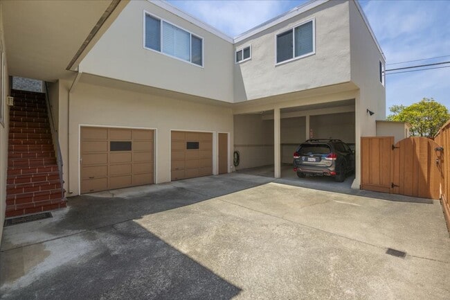 Building Photo - Beautiful 3 bed 2.5 bath townhome in Millbrae