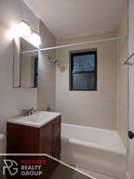 Building Photo - 4036 N Ashland Ave