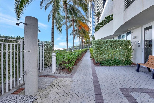 Amenities - 17201 Collins Ave