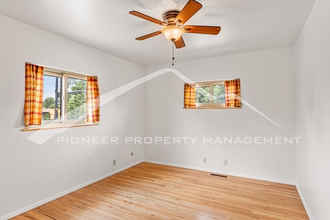 Building Photo - Gorgeous Home with Washer/Dryer and Fenced...