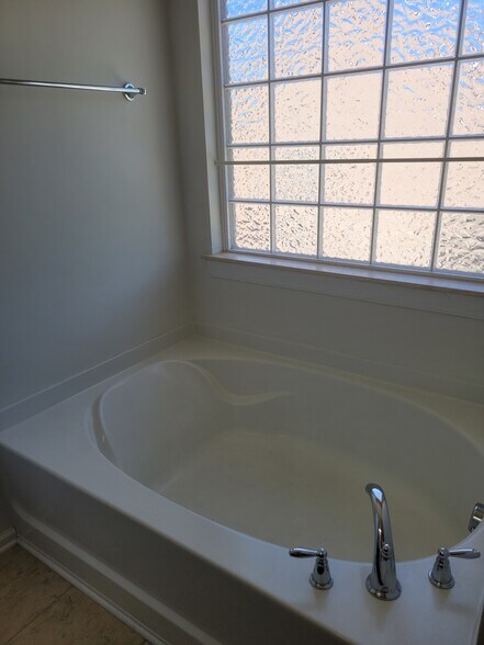 Garden tub in master - 11002 Cripple Creek Ln