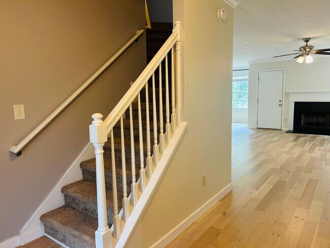 Building Photo - Beautiful 4 bedroom, 2.5 bathroom home in ...