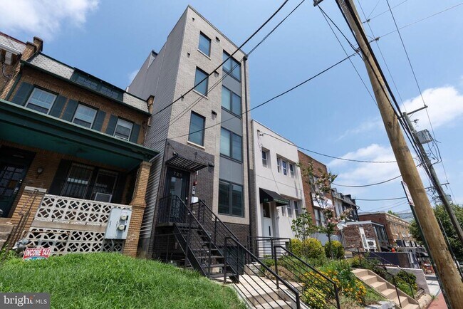 Building Photo - 721 Kennedy St NW