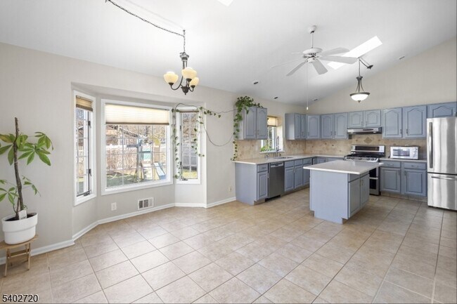 Building Photo - 6 Hoagland Ct