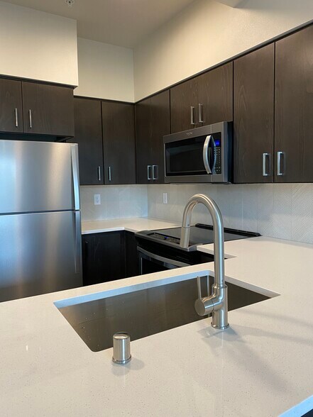 Building Photo - 1305 Larrabee Ave