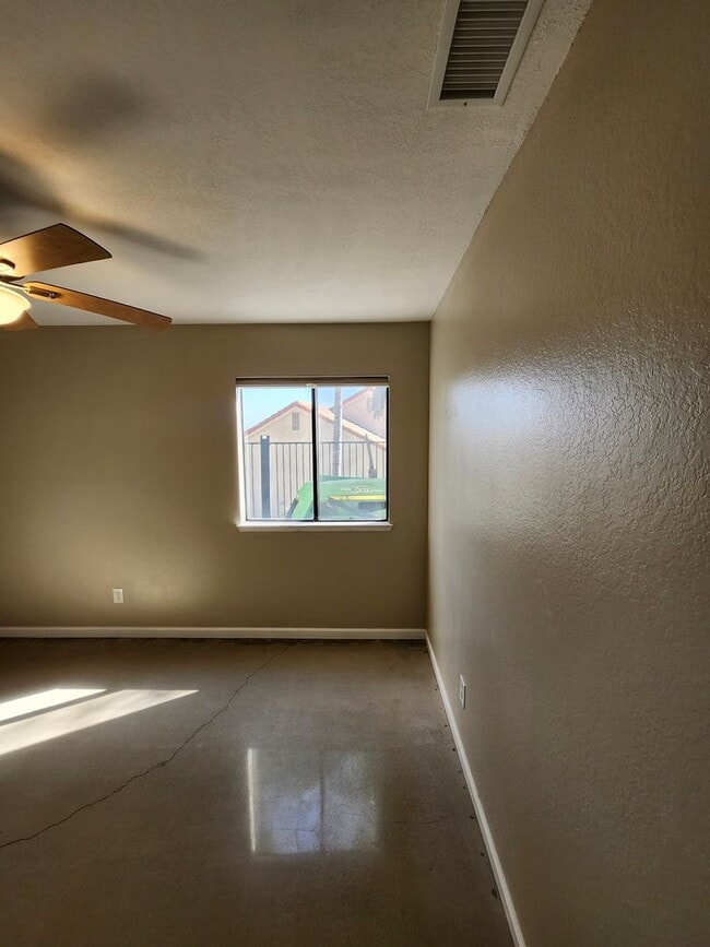 Building Photo - Charming Single-Story Home