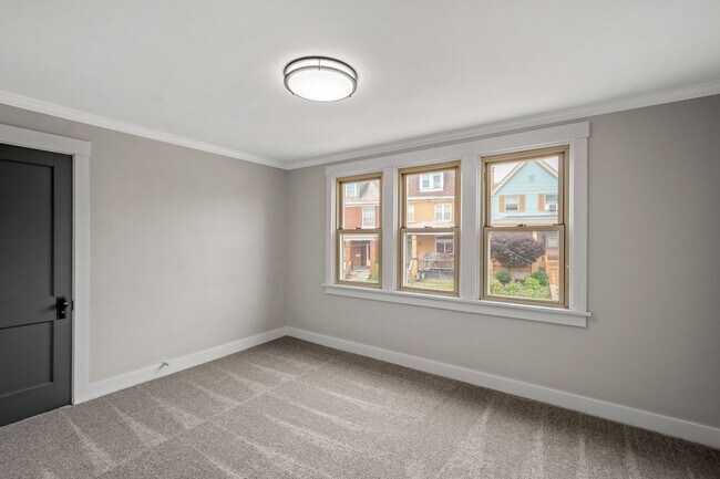 Building Photo - SCORE 1ST MONTH'S RENT FREE IF SIGNED BY APRIL 3! Spacious 3 bedroom home in Mt. Oliver available...