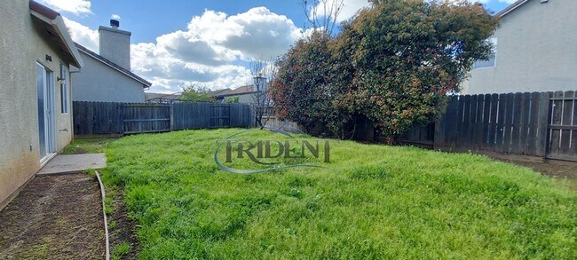 Building Photo - 4 bedroom, 3 bath house with approx. 2,183 sq. ft.