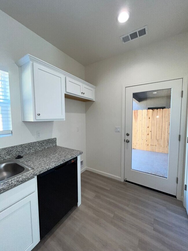 Building Photo - 4214