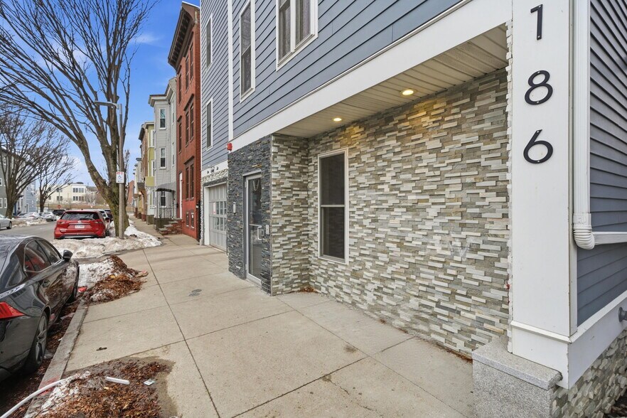 Building Photo - 186 Paris St