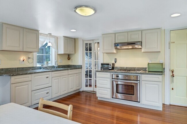 Building Photo - 116 Central St