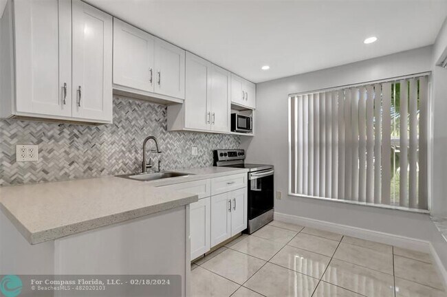 Building Photo - 4156 Inverrary Dr