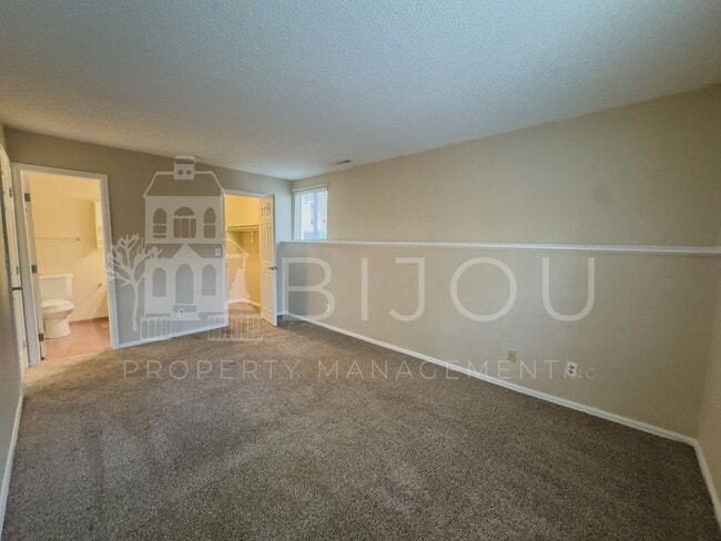 Building Photo - Beautiful 2 Bed, 2 Bath