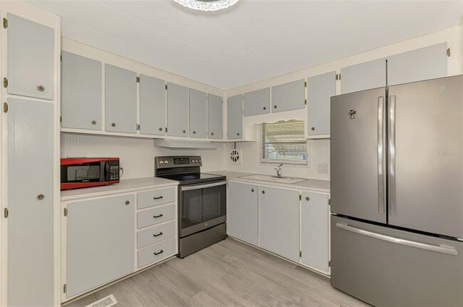 Building Photo - 226 3rd St E