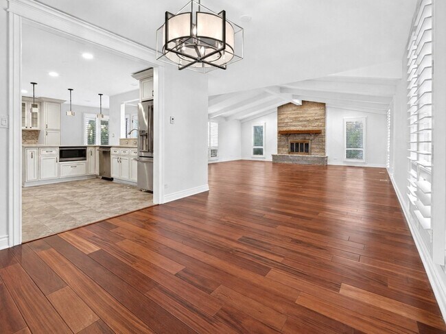 Building Photo - 800 Ridgemoor Dr