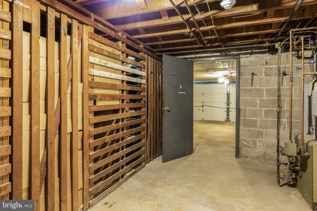 Building Photo - 5990 Henry Ave