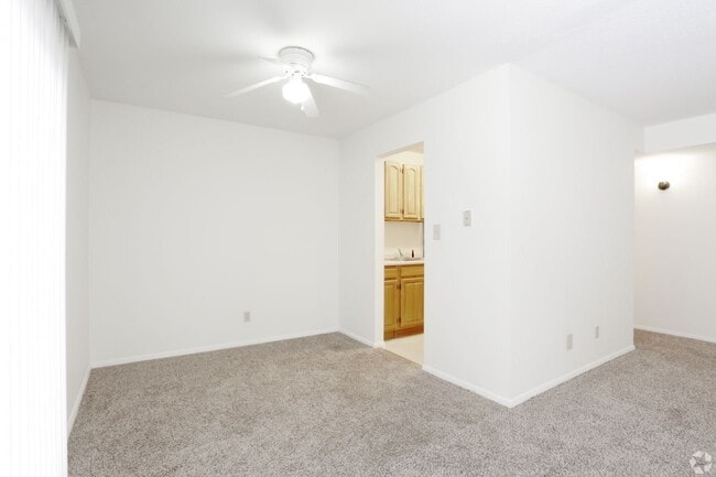 Building Photo - 908 N Broadway Ave