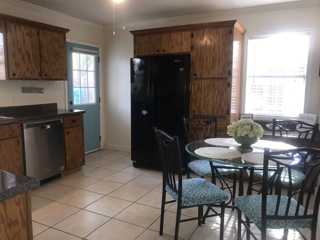 Building Photo - 818 Mccune Ct