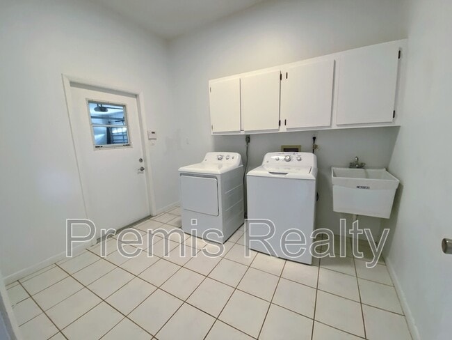 Building Photo - 642 Weathersfield Dr