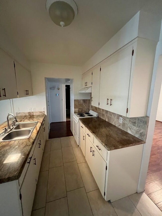 Building Photo - Charming Apartment with Solar