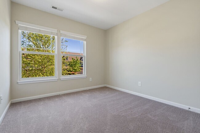 Building Photo - 3 Bedroom Townhouse in Braddock Park Community - Available May 8!