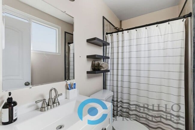 Building Photo - 2047 Finch Ln