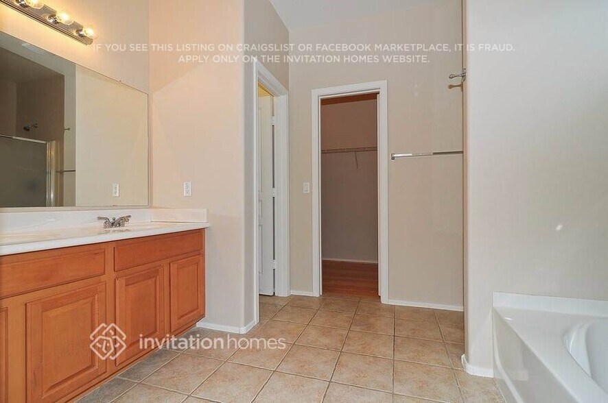 Building Photo - 3645 W Jacksonville Dr
