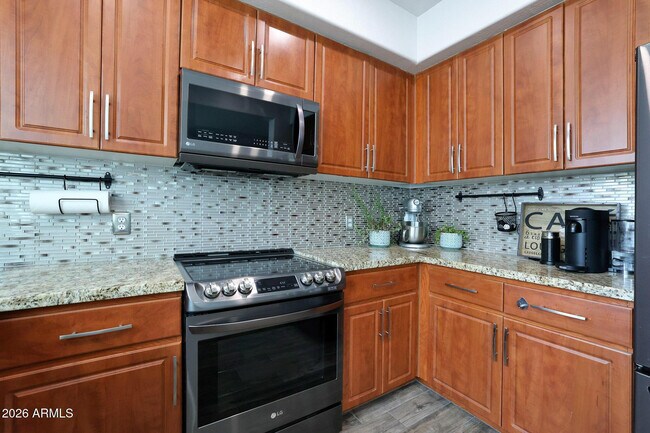 Building Photo - 615 E Portland St