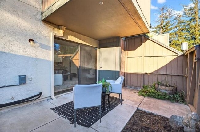 Building Photo - 286 Hackamore Common