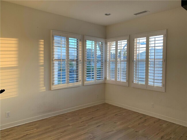 Building Photo - 166 Willowbend