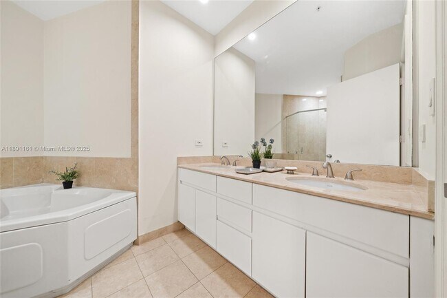 Building Photo - 848 Brickell Key Dr