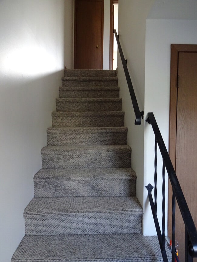 Building Photo - Townhouse with a nice view