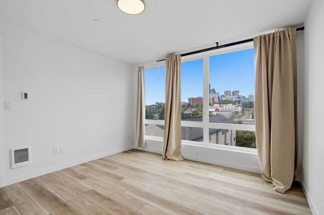 Building Photo - 3B3B cozy townhome