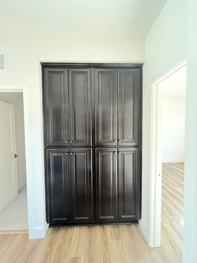 Building Photo - Gorgeous Nearly New Home With 4 Bed, 2.5 b...